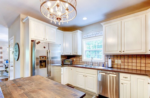 Newell House | *Lakefront + Theater Family Fun Hideaway in AL*
