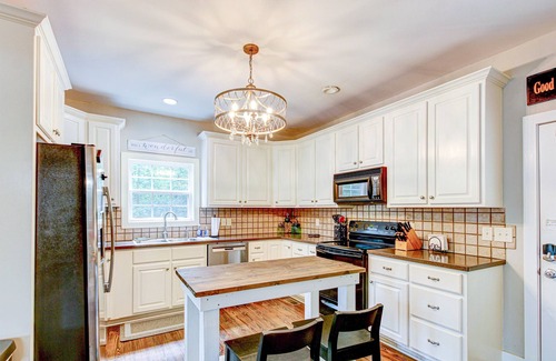 Newell House | *Lakefront + Theater Family Fun Hideaway in AL*