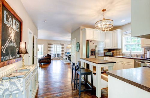 Newell House | *Lakefront + Theater Family Fun Hideaway in AL*