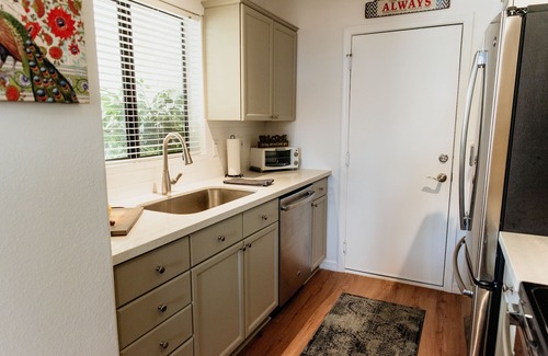 The Islands House | Lakefront townhouse w/bbq grill, bicycles, and lots more - Min. 30 days