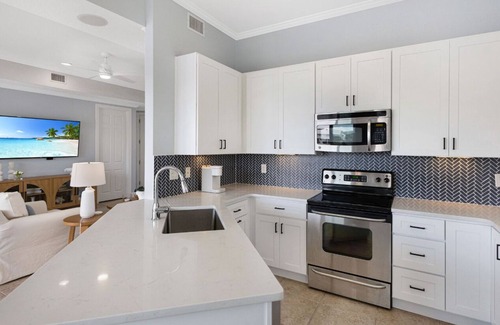 Sandestin House | LAKEFRONT! UPDATED IN PAST 3 months ! Fish out back from porch! Minutes to beach