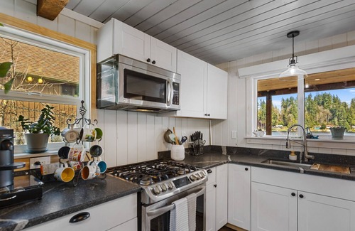 Lake Bosworth Cabin | Lakefront!