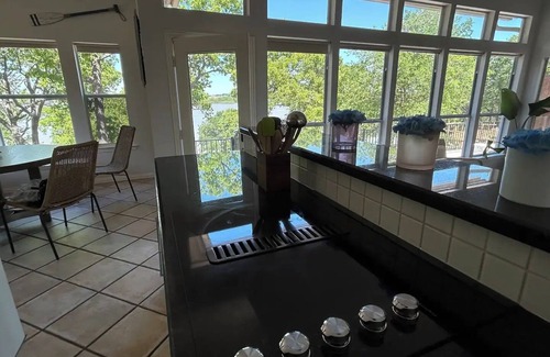 Denton House | Lakefront vacation mins to The Olana
