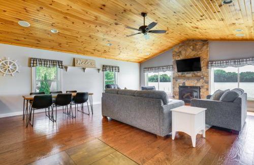 Howe House | Lakefront Vacation Rental about 10 Mi to Shipshewana!