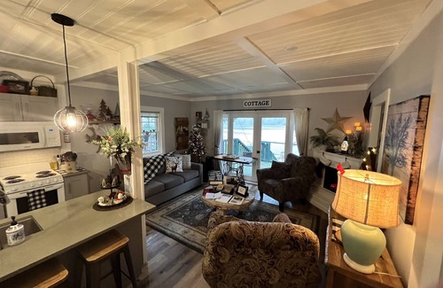 Youbou Cottage | LAKEFRONT -w- HOT TUB 100+yr Old Railway Cottage
