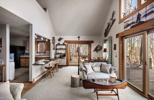 Points Cabin | Lakefront w Water Toys, Deck, Fire Pit & Grill