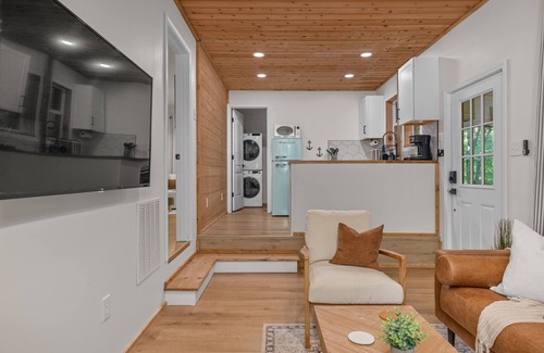 Crane Hill Cottage | Lakefront — Walk to Water — Fire Pit — WiFi — Grill — Hot Tub