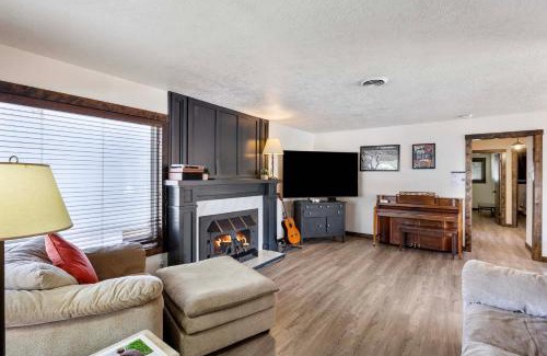 Moses Lake House | Lakefront Washington Home with Private Pool and Sauna