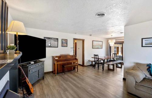 Moses Lake House | Lakefront Washington Home with Private Pool and Sauna