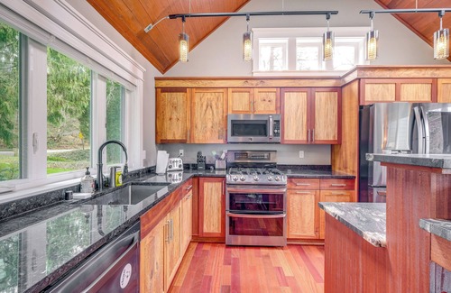 Silverdale House | Lakefront Washington Home w/Grill, Dock & Kayaks!