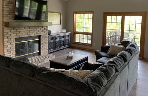 Jacksboro House | Lakefront Windsor Cove Retreat for 20 at Norris Lake