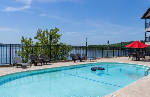 Kimberling City Apartment | Lakefront with Pool Access! Near Silver Dollar City