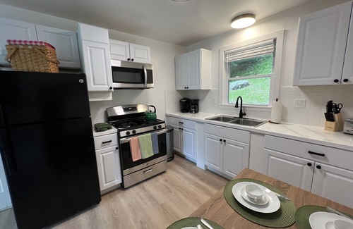 New Fairfield House | Lakehouse, Boat Dock, Kayaks, Fire-Pit, King Bed, 1 Hour & 15 Min from NYC etc!