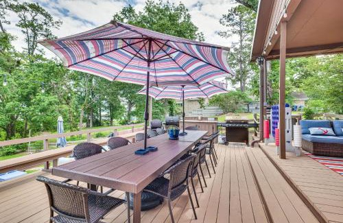 West Livingston House | Lakehouse Hot Tub, Waterslide, Game Room and Kayaks