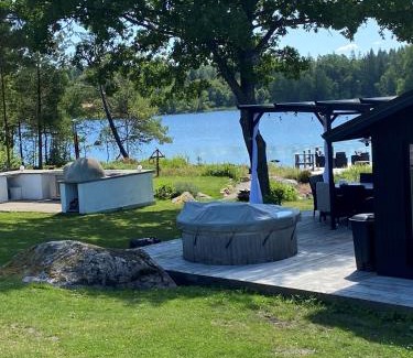 Malsryd House | Lakehouse med bastu, egen brygga och roddbåt