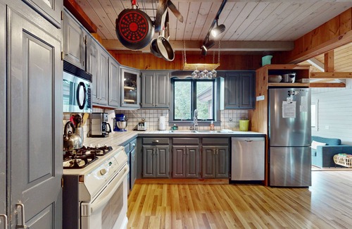 Eden House | Lakehouse, waterfront, dock, kayaks, wifi, grill, outdoor dining, ping-pong, w/d