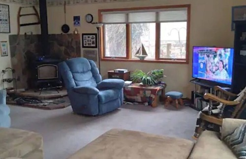 Syracuse House | Lakelife for 7! Fun and rest near Lake Wawasee