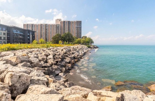 Stoney Creek House | Lakeshore 3BR 2 5BA Townhome 1 min to the Beach