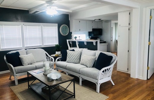 New Concord House | Lakeshore Cottage and Bungalow- Lakefront Retreat