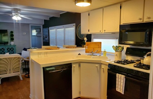 New Concord House | Lakeshore Cottage and Bungalow- Lakefront Retreat