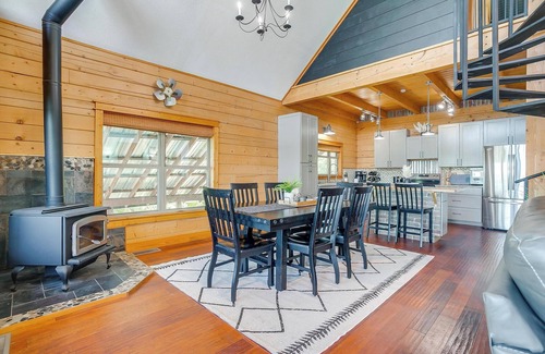 Dennis House | Lakeshore Lodge in peaceful Granbury