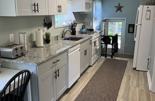 Maryland House | Lakeshore Lodge - Kayaks, deck, updated decor, near both parks