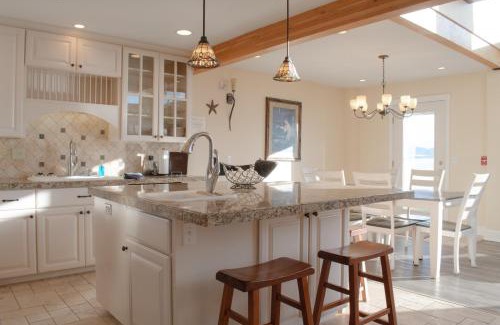 Homer House | Lakeshore Lodging Lodge 711