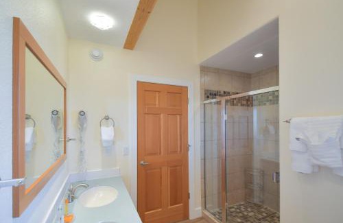Homer House | Lakeshore Lodging Lodge 713