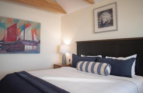 Homer House | Lakeshore Lodging Lodge 713