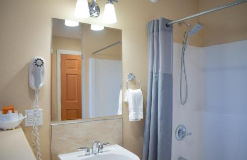 Homer House | Lakeshore Lodging Lodge 722