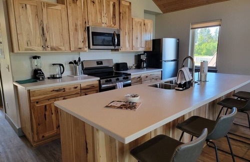 Homer Condo | Lakeshore Lodging Luxury Suites