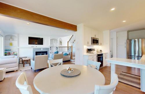 Gilford House | Lakeshore Retreat
