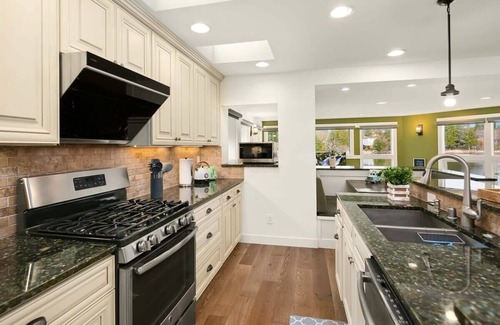 Mountlake Terrace House | Lakeshore Serene Modern House| Dock| Billiard |Gym