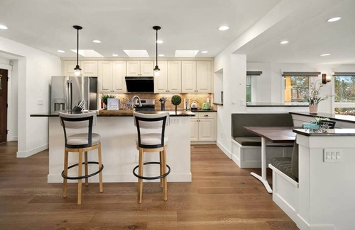 Mountlake Terrace House | Lakeshore Serene Modern House| Dock| Billiard |Gym