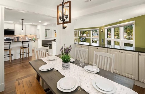 Mountlake Terrace House | Lakeshore Serene Modern House| Dock| Billiard |Gym