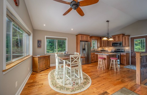 Lynn House | Lakeshore View Cottage A peaceful cottage with WIFI and a view of Lake Lanier