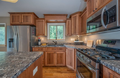 Lynn House | Lakeshore View Cottage A peaceful cottage with WIFI and a view of Lake Lanier