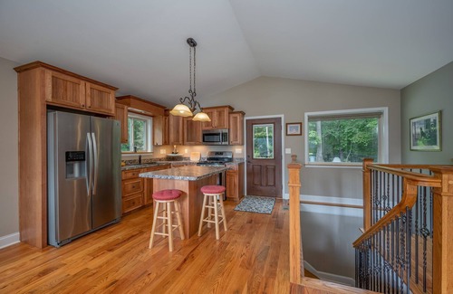 Lynn House | Lakeshore View Cottage A peaceful cottage with WIFI and a view of Lake Lanier
