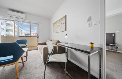 Greenway Apartment | Lakeside 1-Bed Unit Conveniently by Shops DUPLICATE