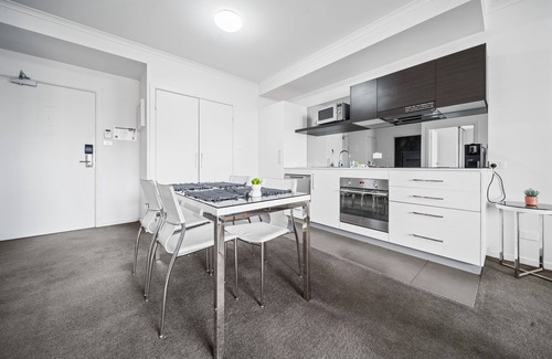 Greenway Apartment | Lakeside 1-Bed Unit Conveniently by Shops