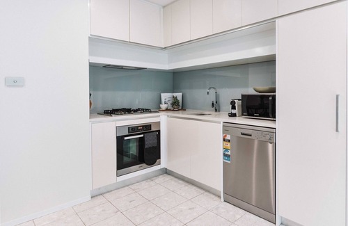 Kingston Apartment | Lakeside 1-Bed with Courtyard, Gym & Parking