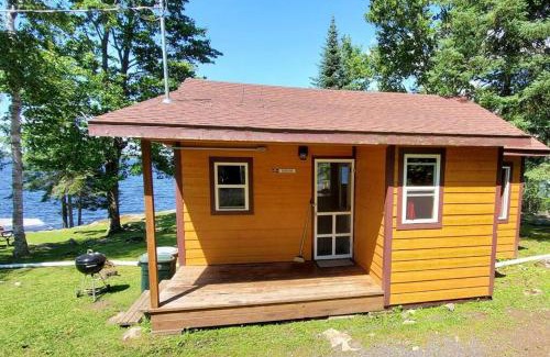 Ray House | Lakeside 2 Bedroom Glacier Cabin On Kab