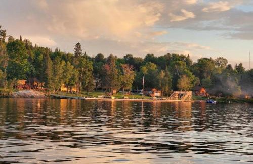 Ray House | Lakeside 2 Bedroom Glacier Cabin On Kab