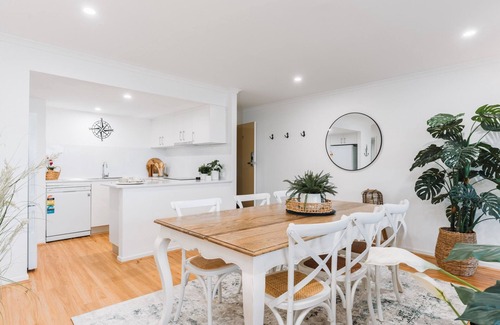 Belconnen Apartment | Lakeside 3-Bed Apartment with Jacuzzi