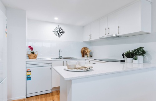 Belconnen Apartment | Lakeside 3-Bed Apartment with Jacuzzi