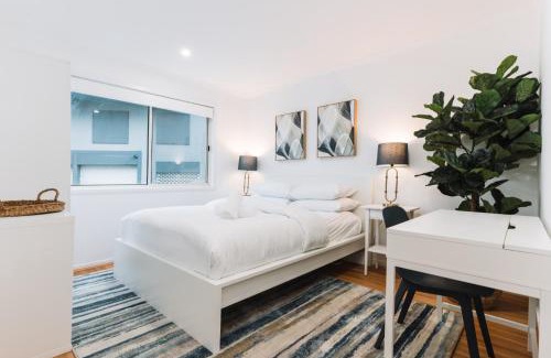 Belconnen Apartment | Lakeside 3-Bed Apartment with Jacuzzi