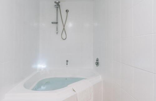 Belconnen Apartment | Lakeside 3-Bed Apartment with Jacuzzi