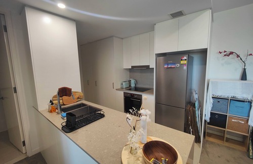 Kingston Apartment | Lakeside apartment, walking distance to foreshore