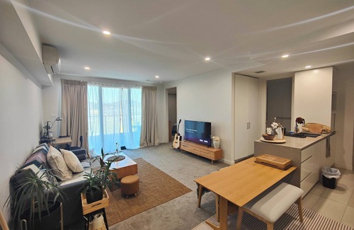 Kingston Apartment | Lakeside apartment, walking distance to foreshore