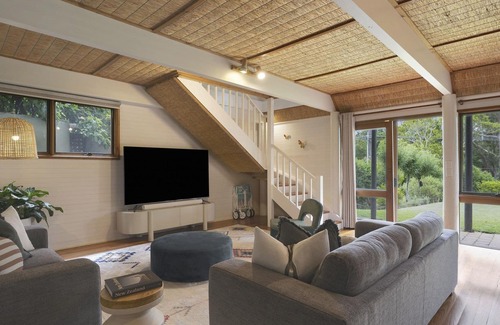 Macmasters Beach House | Lakeside at Macmasters Beach